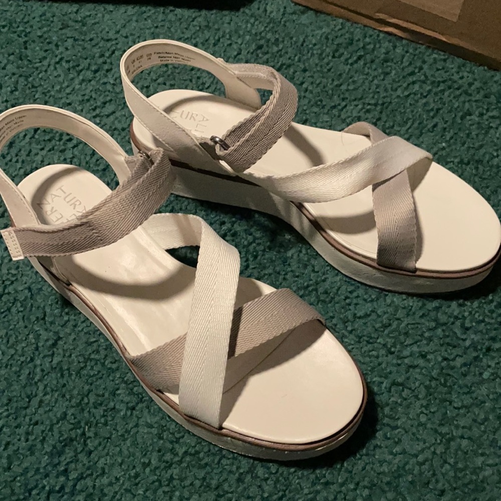 Naturalized platform cushion sandal.